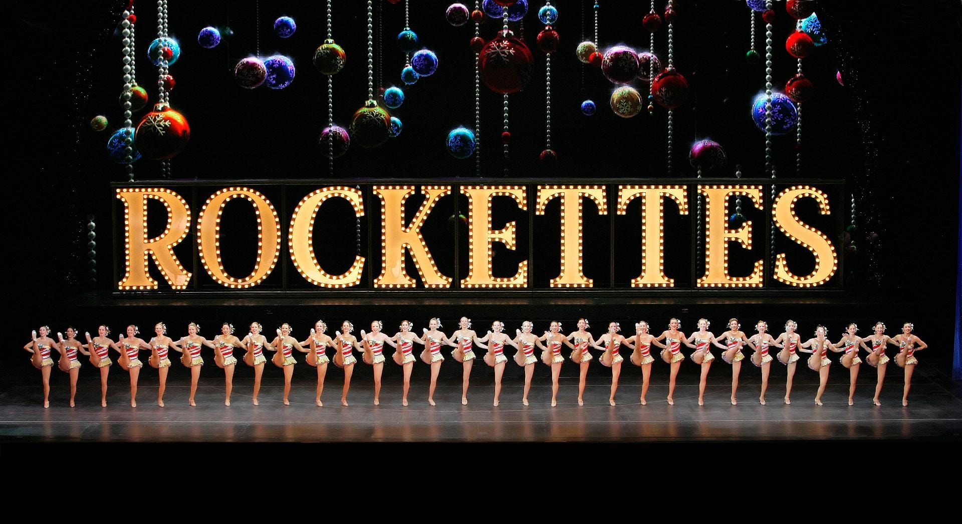 Seit 1932 werfen die Rockettes-Girls beim "Christmas Spectacular" ihre endlos langen Beine in die Luft.