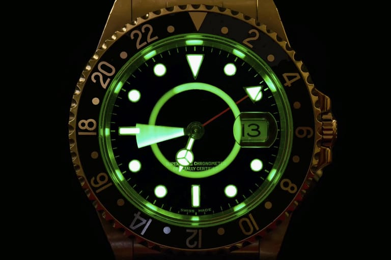 Die Leuchtfelder und -zeiger verraten bei Vintage-Uhren viel: Denn nach einigen Jahrzehnten verändert sich die Leuchtfarbe in Beige. Eine Uhr, die angeblich aus den 60-er-Jahren stammt, aber tief grün leuchtet, wird wahrscheinlich nicht echt sein.