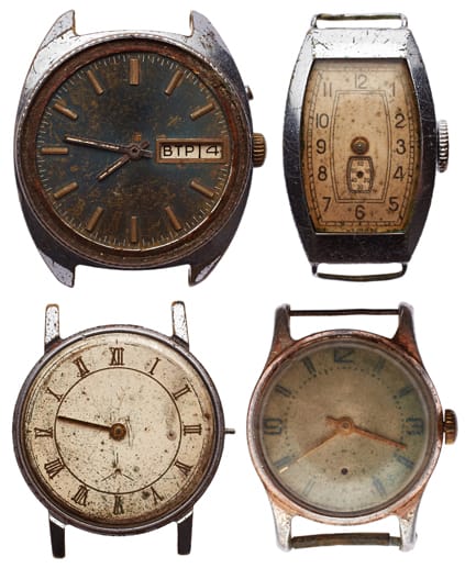 Wenn alte Uhren zu lange am falschen Platz liegen, können die Zifferblätter so aussehen. Sie aufzuarbeiten, ist aufwendig und sehr teuer – das lohnt meist nur, wenn schöne Erinnerungen an der Uhr hängen.