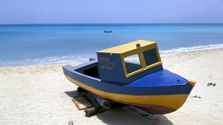 Ein Holzboot auf Antigua.