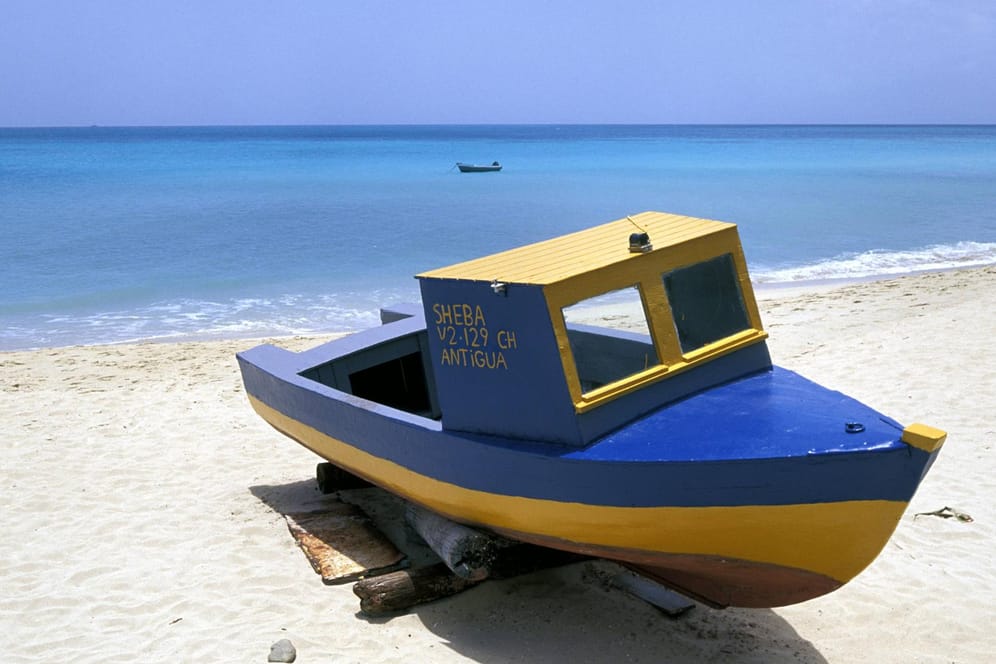 Ein Holzboot auf Antigua.