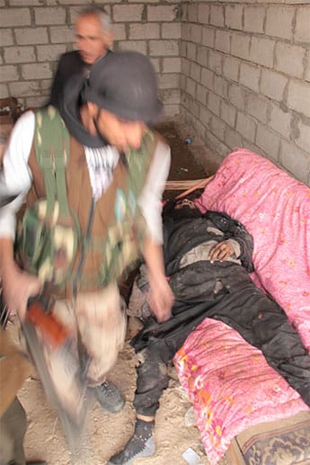 Ein toter IS-Kämpfer liegt in einer Garage.