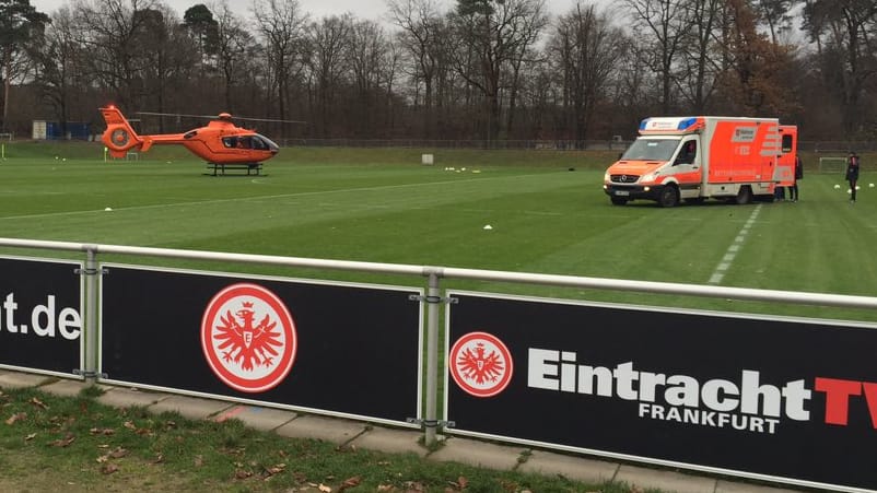 Krankenwagen und Rettungshubschrauber sind nach der Verletzung von Johannes Flum sofort auf dem Platz. Krankenwagen und Rettungshubschrauber sind nach der Verletzung von Johannes Flum sofort auf dem Platz.