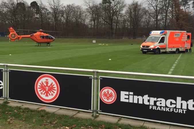 Krankenwagen und Rettungshubschrauber sind nach der Verletzung von Johannes Flum sofort auf dem Platz.