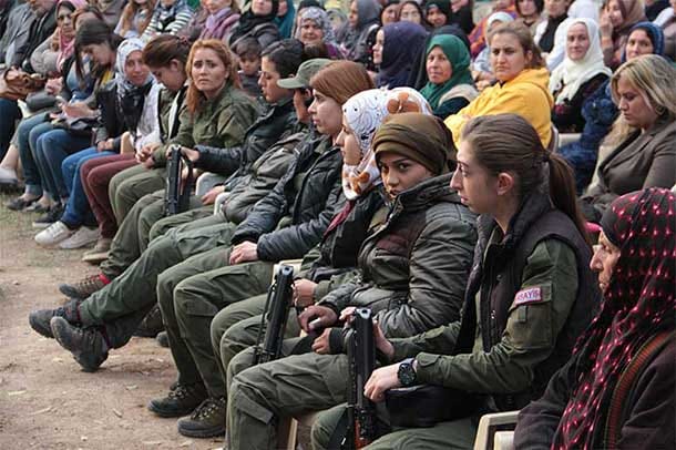 "Girls with guns" - auch blutjunge kurdische Kämpferinnen jagen den IS.