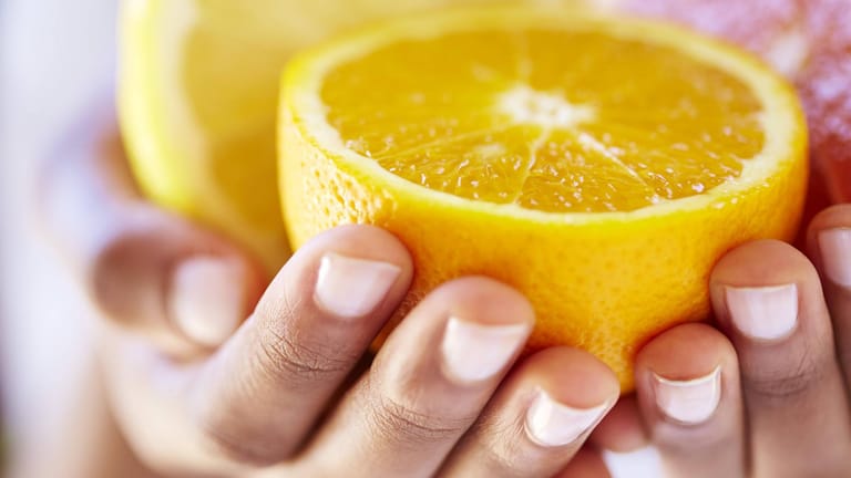 In Zitronen steckt viel Vitamin C – das ist gut für die Fingernägel.