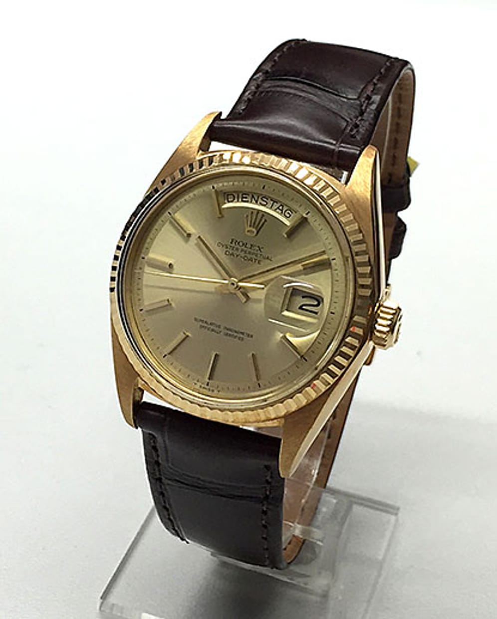 Die Rolex Day-Date in 18 Karat Gelbgold ist in diesem Top-Zustand ein echtes Sammlerstück. Der Automatik-Chronometer kommt in der Originalbox, zeigt die Wochentage in Deutsch an und kostet 5500 Euro.