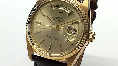 Die Rolex Day-Date in 18 Karat Gelbgold ist in diesem Top-Zustand ein echtes Sammlerstück. Der Automatik-Chronometer kommt in der Originalbox, zeigt die Wochentage in Deutsch an und kostet 5500 Euro.