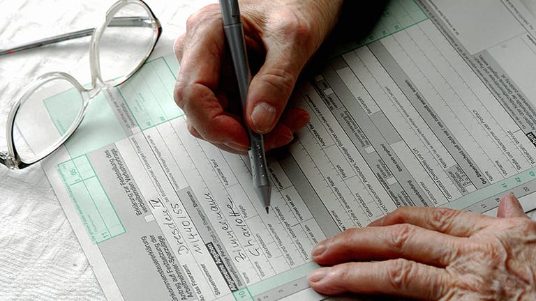 Knapp vier Millionen Rentner müssen in Deutschland auf ihre Altersbezüge Steuern bezahlen.