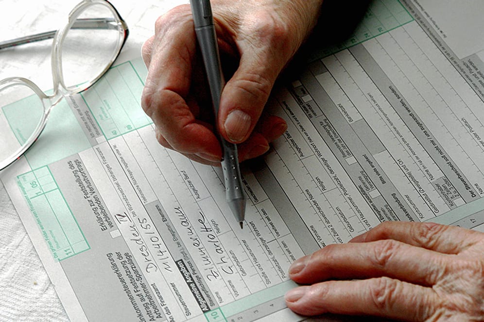 Knapp vier Millionen Rentner müssen in Deutschland auf ihre Altersbezüge Steuern bezahlen.