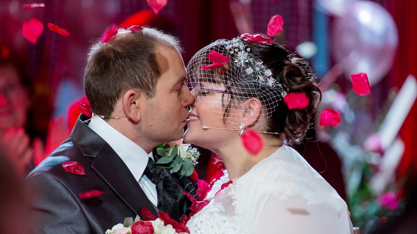 Für sie soll's rote Rosen regnen: Martin und Jenny bei ihrer romantischen "Bauer sucht Frau"-Hochzeit.