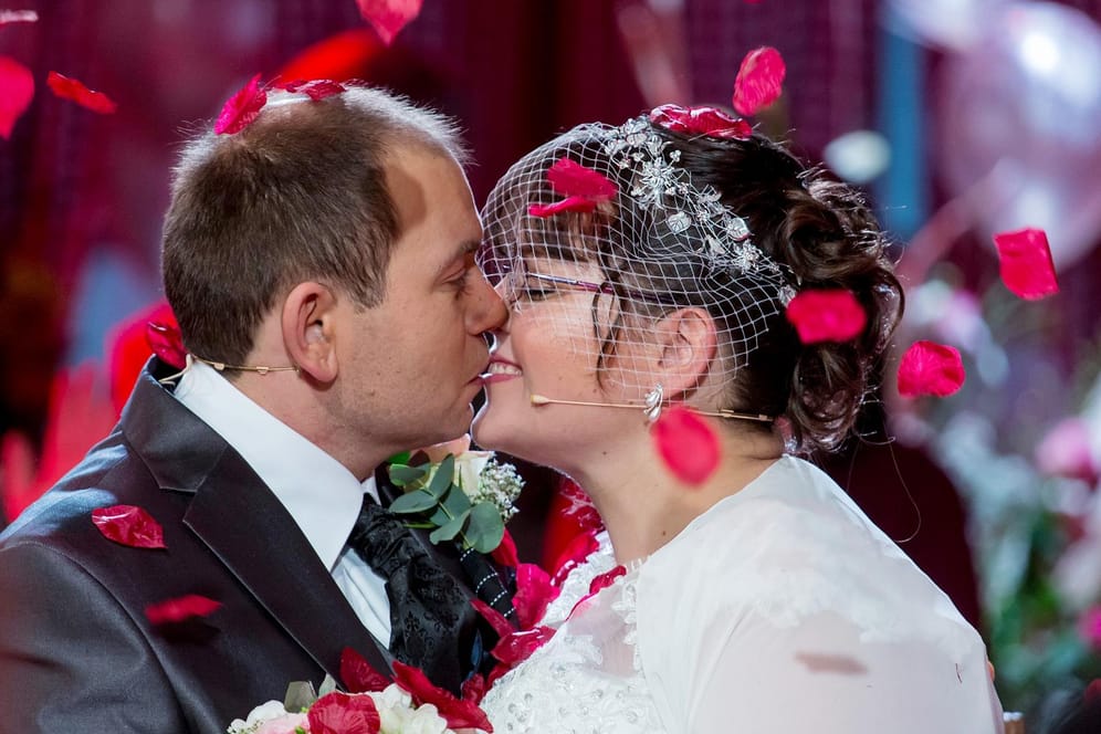 Für sie soll's rote Rosen regnen: Martin und Jenny bei ihrer romantischen "Bauer sucht Frau"-Hochzeit.