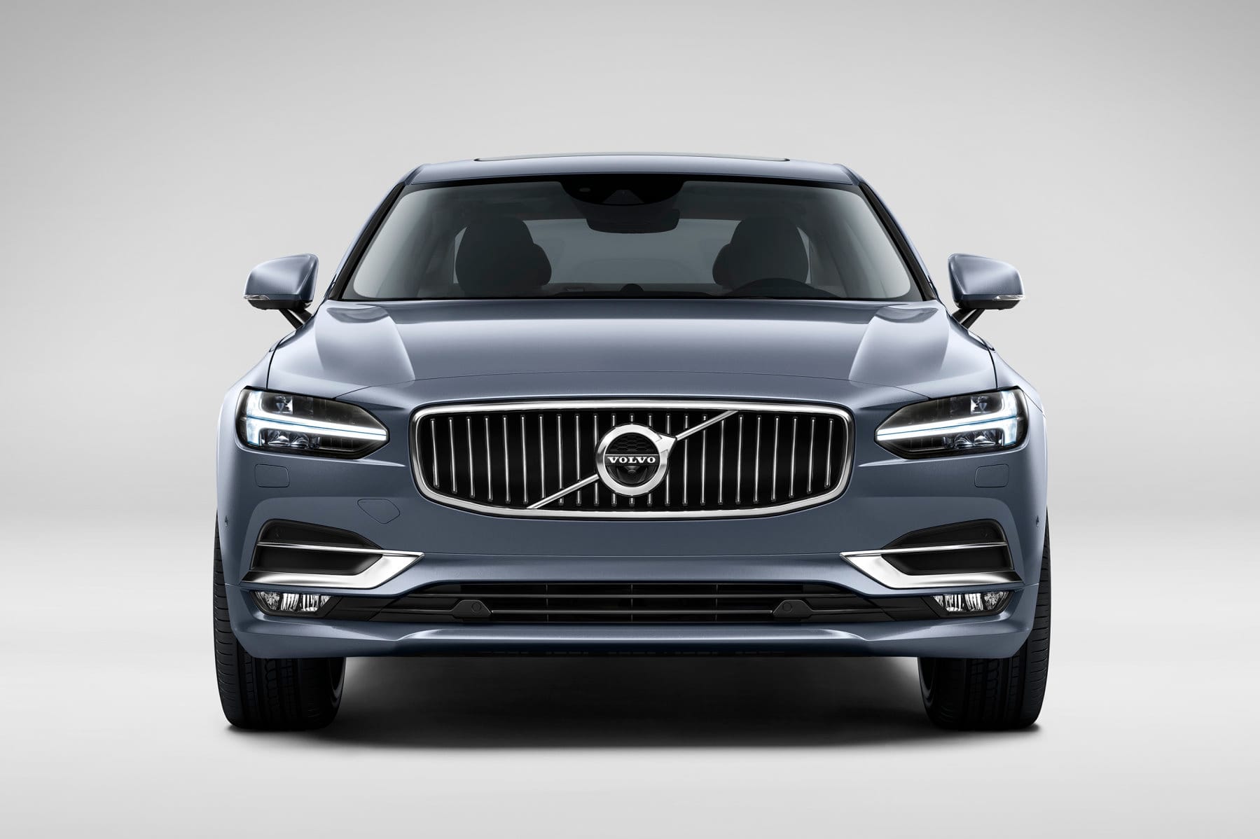 Volvo setzt die mit dem XC90 eingeschlagene Designlinie fort: Auffällige Leuchten und stolzer Grill.