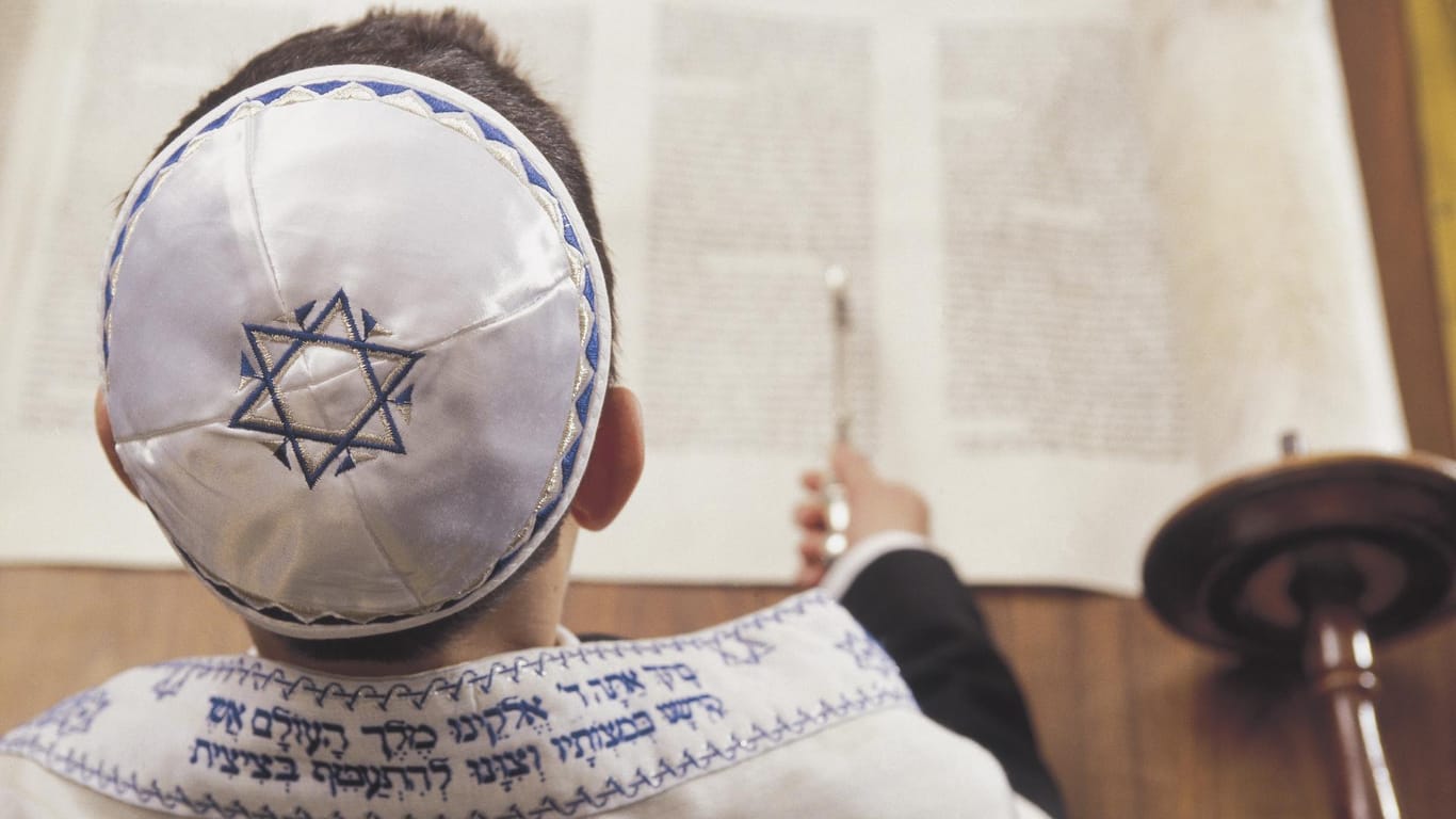 Zur Bar Mizwa trägt der Junge den Gebetsmantel und liest traditionell aus der Tora vor.