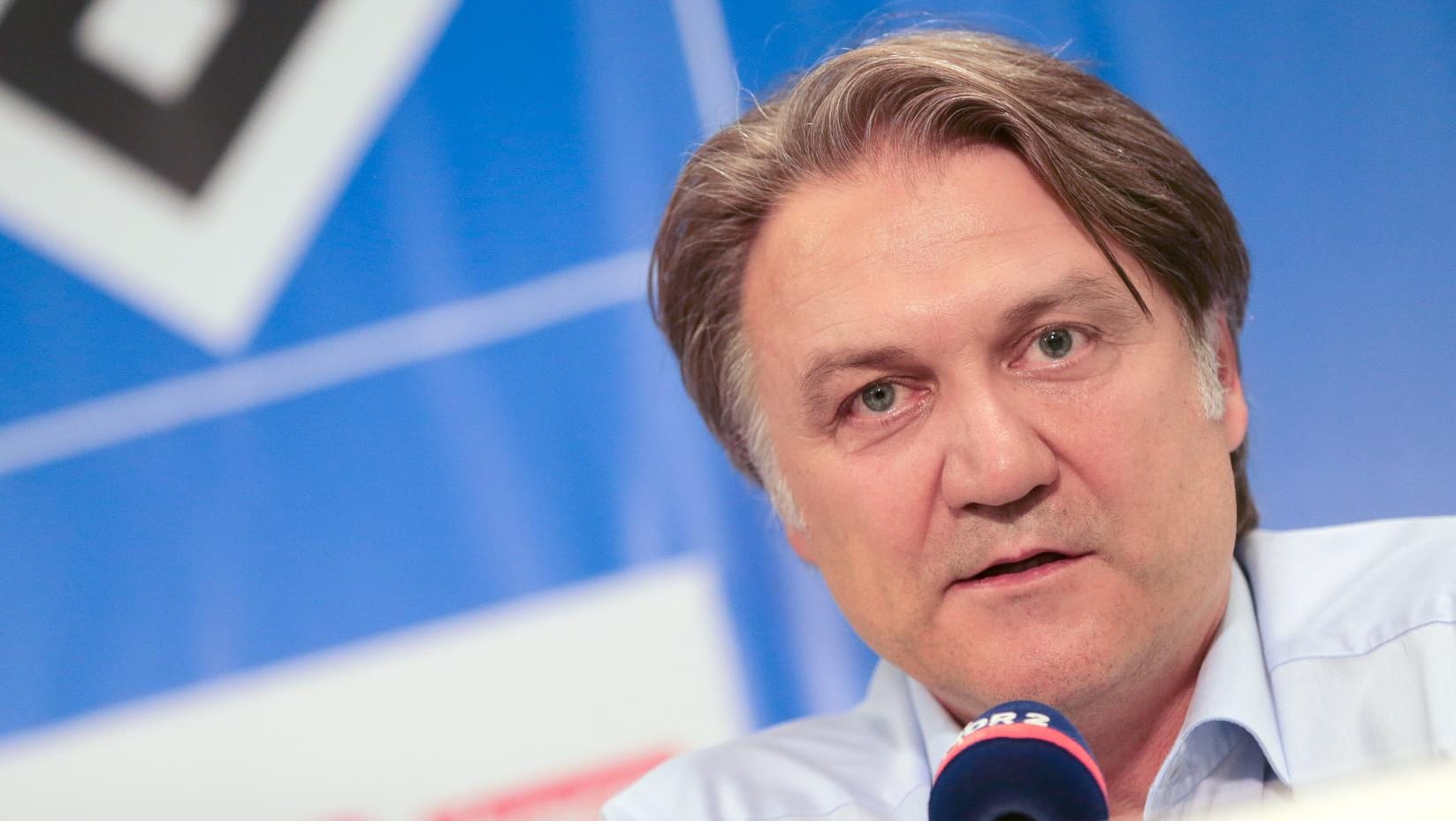 Trotz Rekord-Minus fordert HSV-Vorstandsvorsitzende Dietmar Beiersdorfer weitere Investitionen, "um den HSV konkurrenzfähig zu machen". Trotz Rekord-Minus fordert HSV-Vorstandsvorsitzende Dietmar Beiersdorfer weitere Investitionen, "um den HSV konkurrenzfähig zu machen".