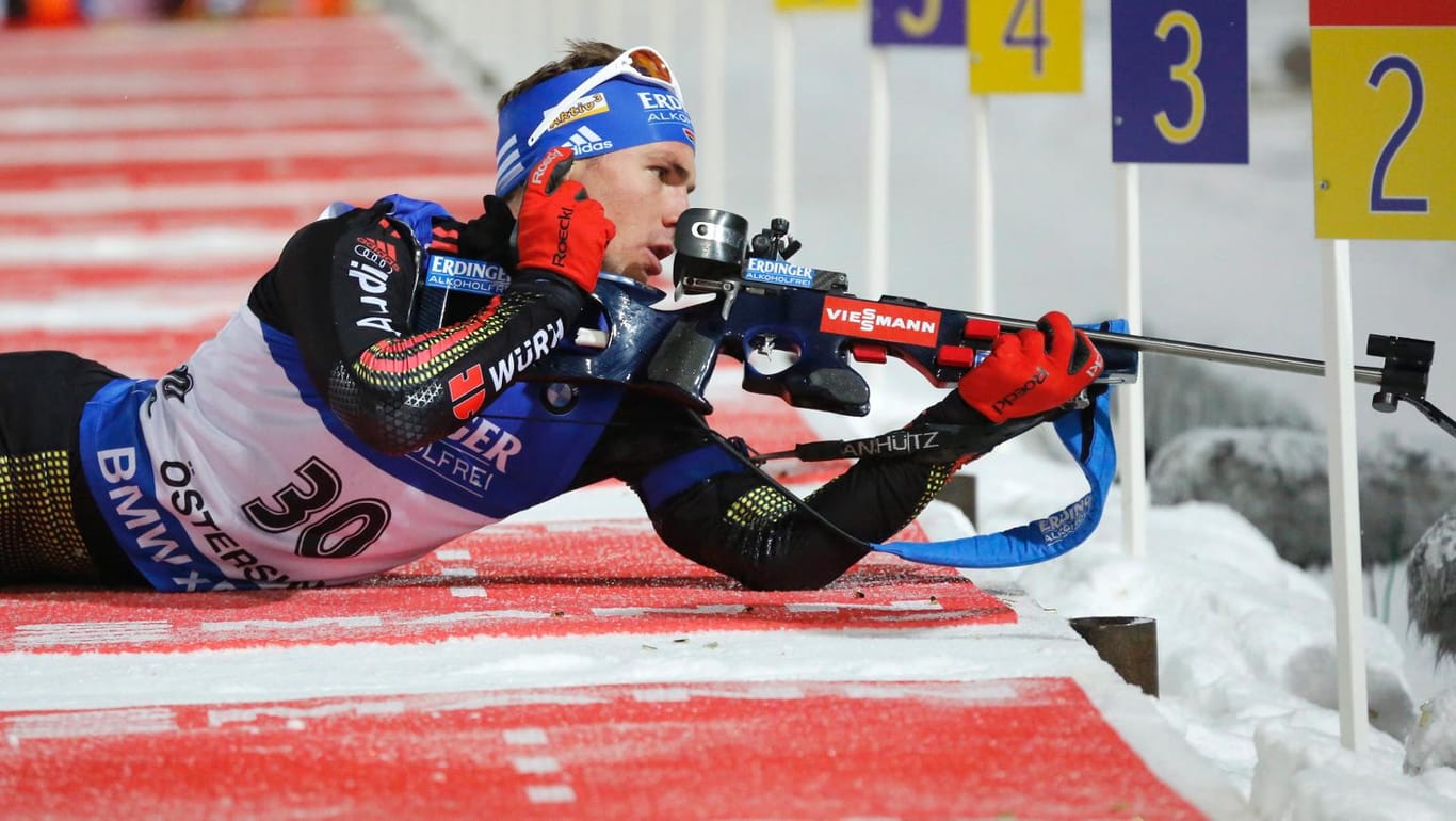 Staffel-Weltmeister Simon Schempp ist zum Saisonauftakt des Biathlon-Winters im Einzel auf Rang zwei gelaufen.