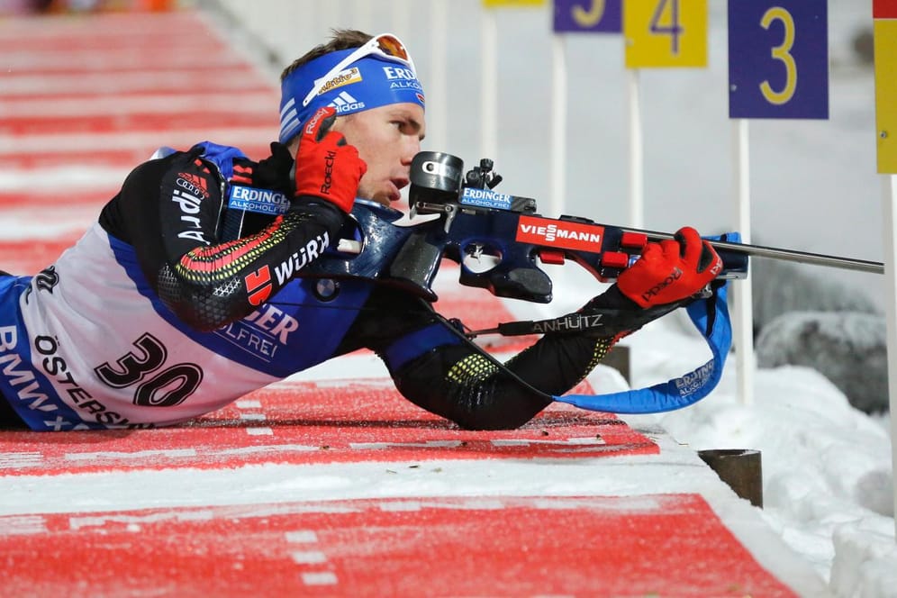 Staffel-Weltmeister Simon Schempp ist zum Saisonauftakt des Biathlon-Winters im Einzel auf Rang zwei gelaufen.