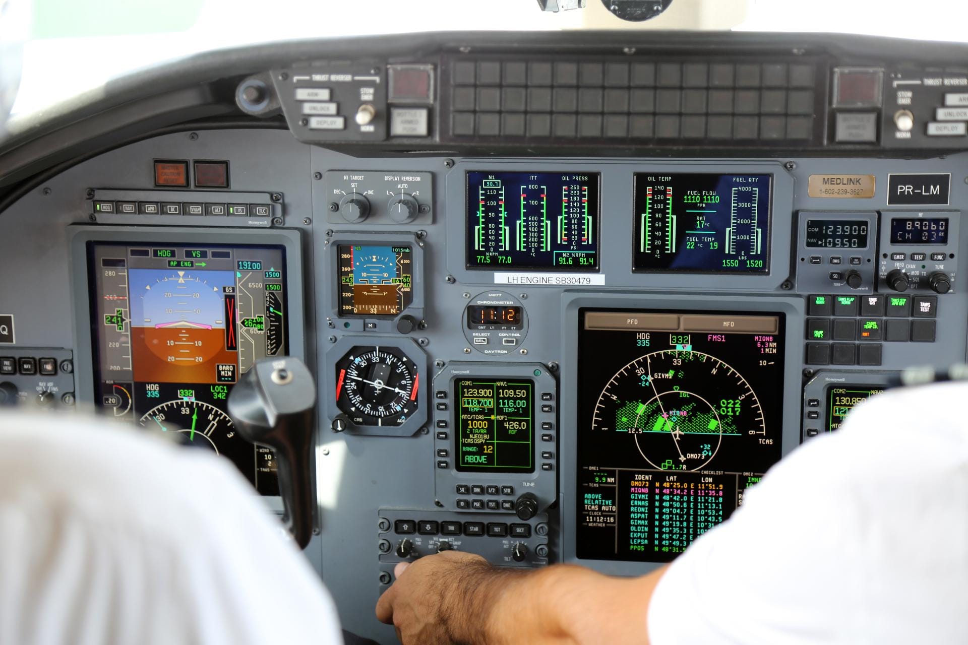Ein Blick ins Cockpit des Jets, der grundsätzlich mit zwei Piloten besetzt ist, die sich außer beim Start und der Landung auch über Besuch der Passagiere freuen.