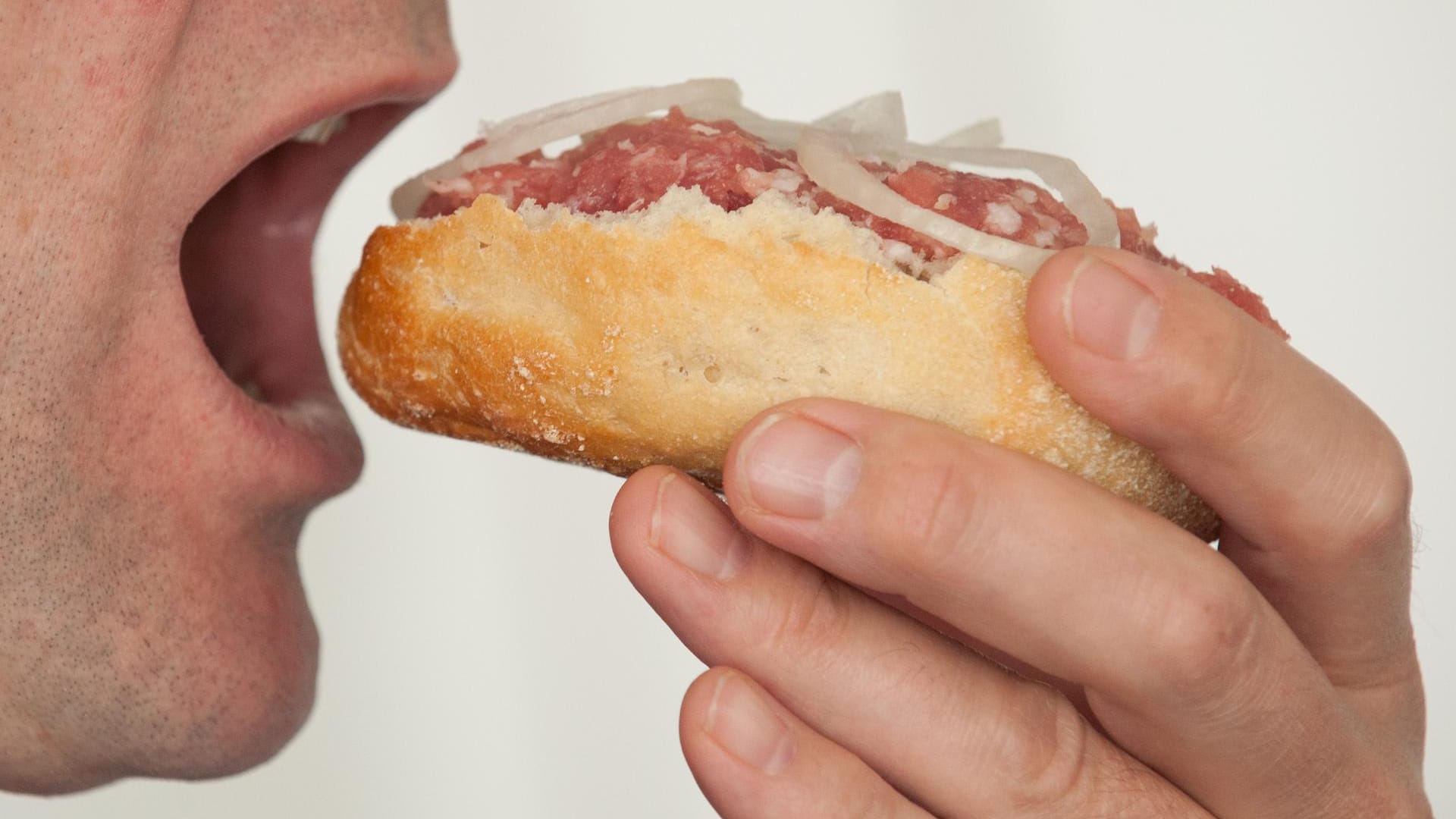 Kann laut einer Studie der WHO im schlimmsten Fall tödlich sein: rohes Fleisch. Kann laut einer Studie der WHO im schlimmsten Fall tödlich sein: rohes Fleisch.