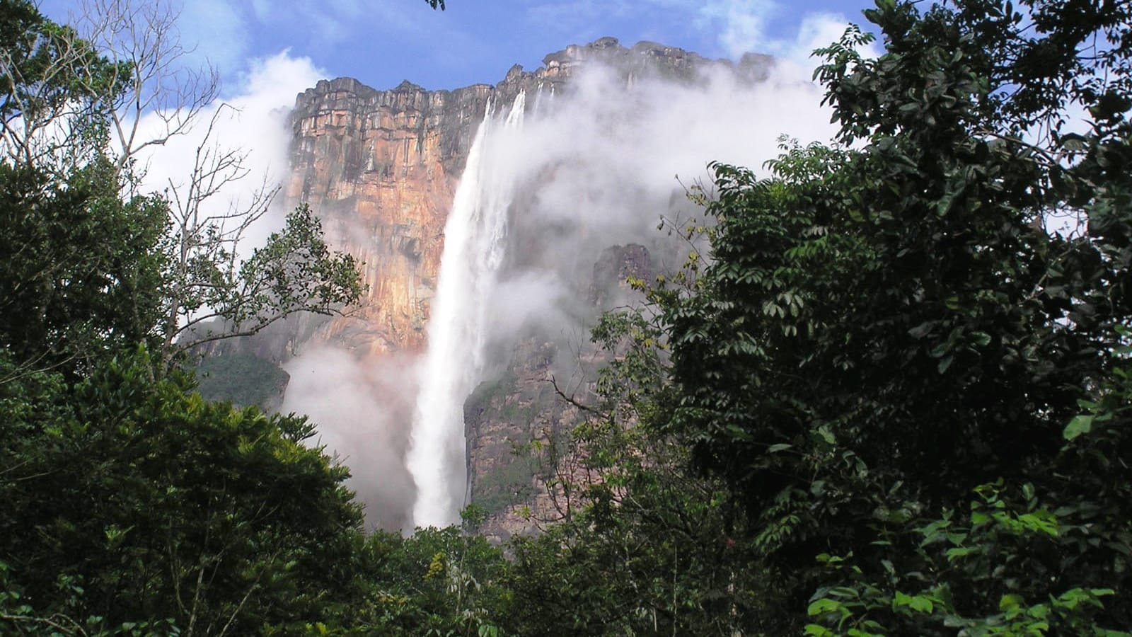 Venezuela: Von den Tafelbergen stürzt der höchste Wasserfall der Welt, der Salto Angel, mit einer Fallhöhe von 978 Metern in die Tiefe.