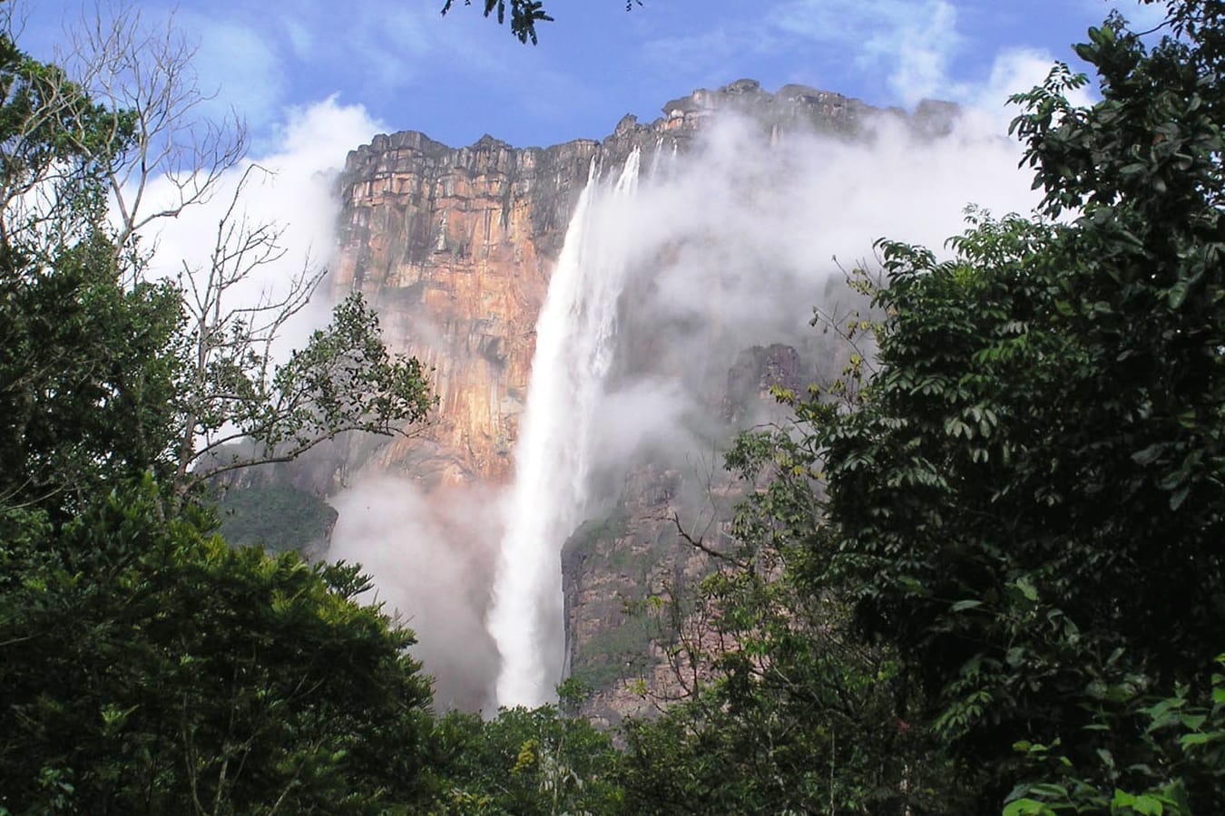 Venezuela: Von den Tafelbergen stürzt der höchste Wasserfall der Welt, der Salto Angel, mit einer Fallhöhe von 978 Metern in die Tiefe.