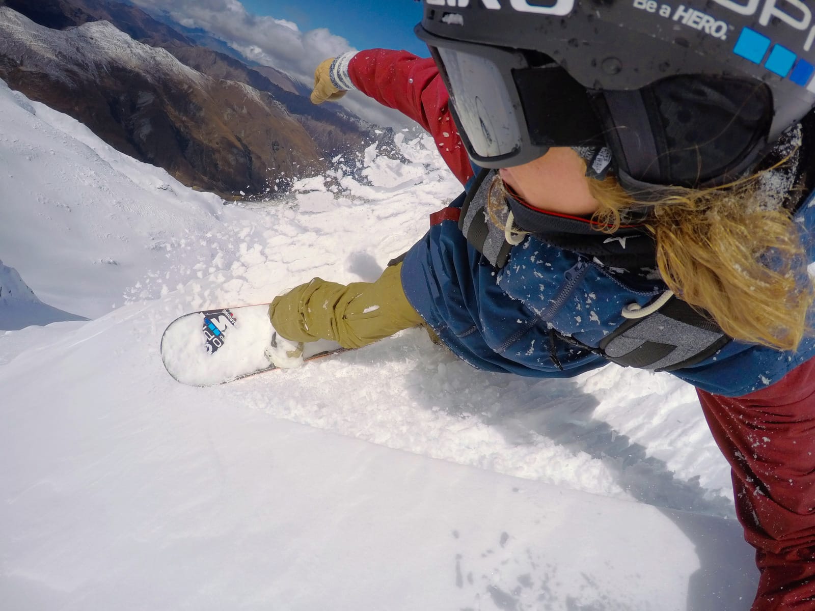 Mit einem wackeldämpfenden Handstativ kann man auch beim Snowboarden beeindruckende Fotos und Videos mit sich selbst als Hauptfigur produzieren.