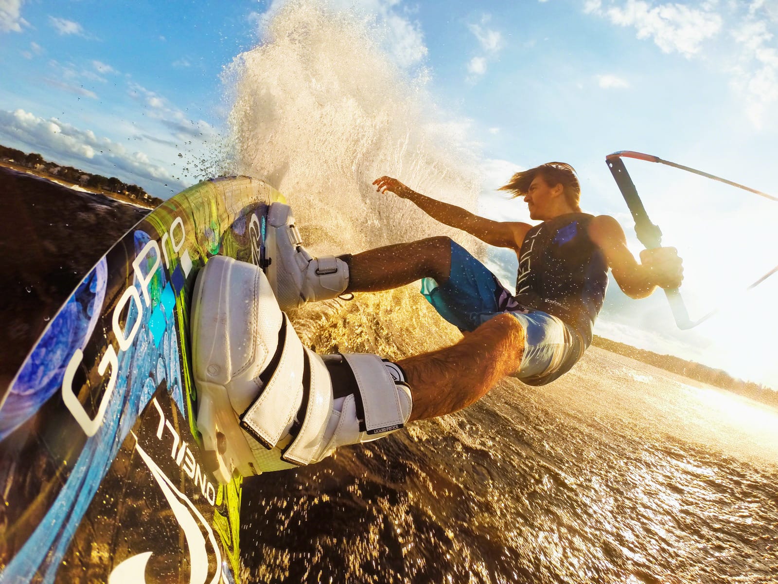 Fotos, die das Abenteuer am Bildschirm nochmal erleben lassen, entstehen mit einer Action-Cam. Den Trend gesetzt hat GoPro aus den USA. Hier ist die Kamera am Kitesurf-Board befestigt worden.