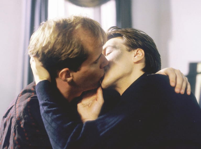 Der erste Männer-Kuss im deutschen Fernsehen erregte 1990 die Nation: Liebe unter Männern – heute kein Aufreger mehr, damals ein Tabu-Bruch. Das "Lindenstraßen"-Paar bestand aus Carsten Flöter (Georg Uecker) und Robert Engel (Martin Armknecht).
