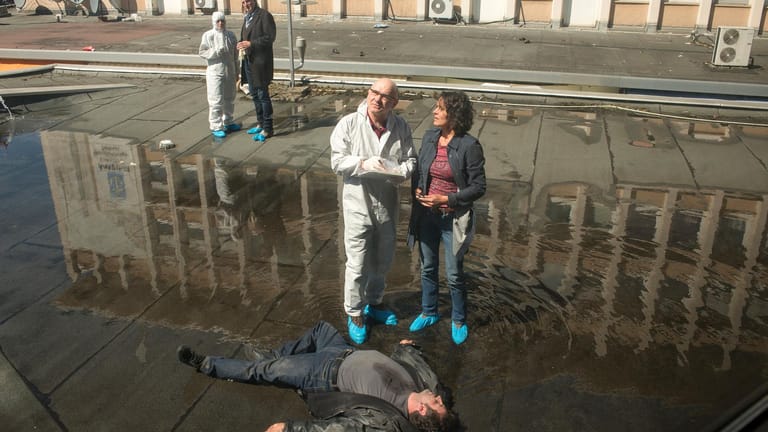 In der Ludwigshafener Innenstadt wird die Leiche eines osteuropäischen Killers gefunden. Mario Kopper (Andreas Hoppe, hi.) und Lena Odenthal (Ulrike Folkerts, re.) beginnen die Ermittlungen.