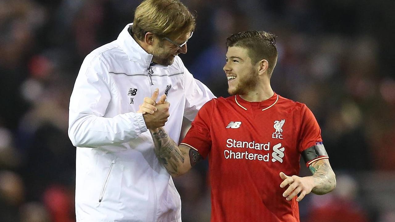 Shake Hands: Liverpools Alberto Moreno (rechts) kritisiert und lobt Trainer Jürgen Klopp (links) zugleich. Shake Hands: Liverpools Alberto Moreno (rechts) kritisiert und lobt Trainer Jürgen Klopp (links) zugleich.