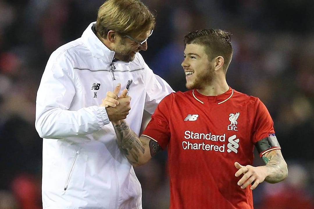 Shake Hands: Liverpools Alberto Moreno (rechts) kritisiert und lobt Trainer Jürgen Klopp (links) zugleich.