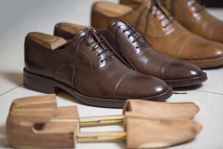 Im Geschäftsleben sollte man braune Schuhe eher dezent einsetzen. Hier gilt oft noch "no brown in town".