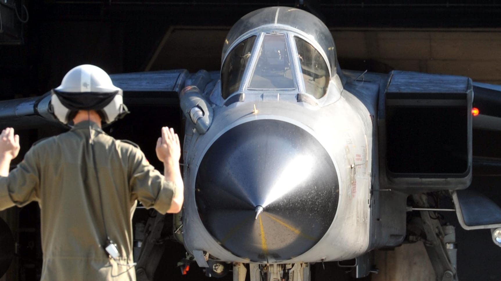 Bereits kommende Woche soll die Bundeswehr die ersten zwei Tornado-Aufklärungsjets und ein Tankflugzeug vom schleswig-holsteinischen Fliegerhorst Jagel auf den türkischen Nato-Stützpunkt Incirlik verlegen.