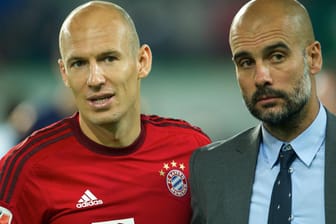 Bayern-Coach Pep Guardiola (rechts) muss gegen Gladbach auf Arjen Robben verzichten.