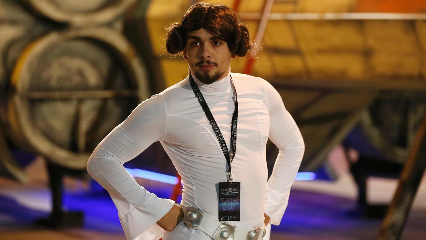 Star-Wars-Fan Josh Lynch posiert als Prinzessin Leia.
