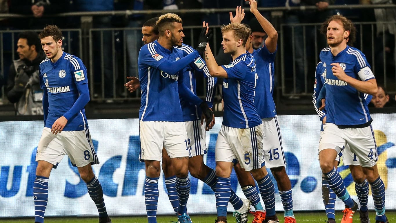 Der Schalker Johannes Geis (Mitte, Nr. 5) bejubelt mit seinen Kollegen seinen Treffer zum 1:0.