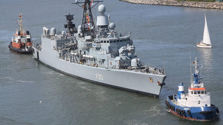 Die Fregatte Augsburg auf dem Weg ins Mittelmeer. Sie soll die Franzosen im Kampf gegen den IS schützen.