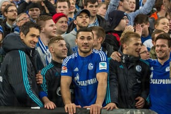 Die Spieler des FC Schalke 04 feiern nach dem Spiel mit den Anhängern in der Fankurve.
