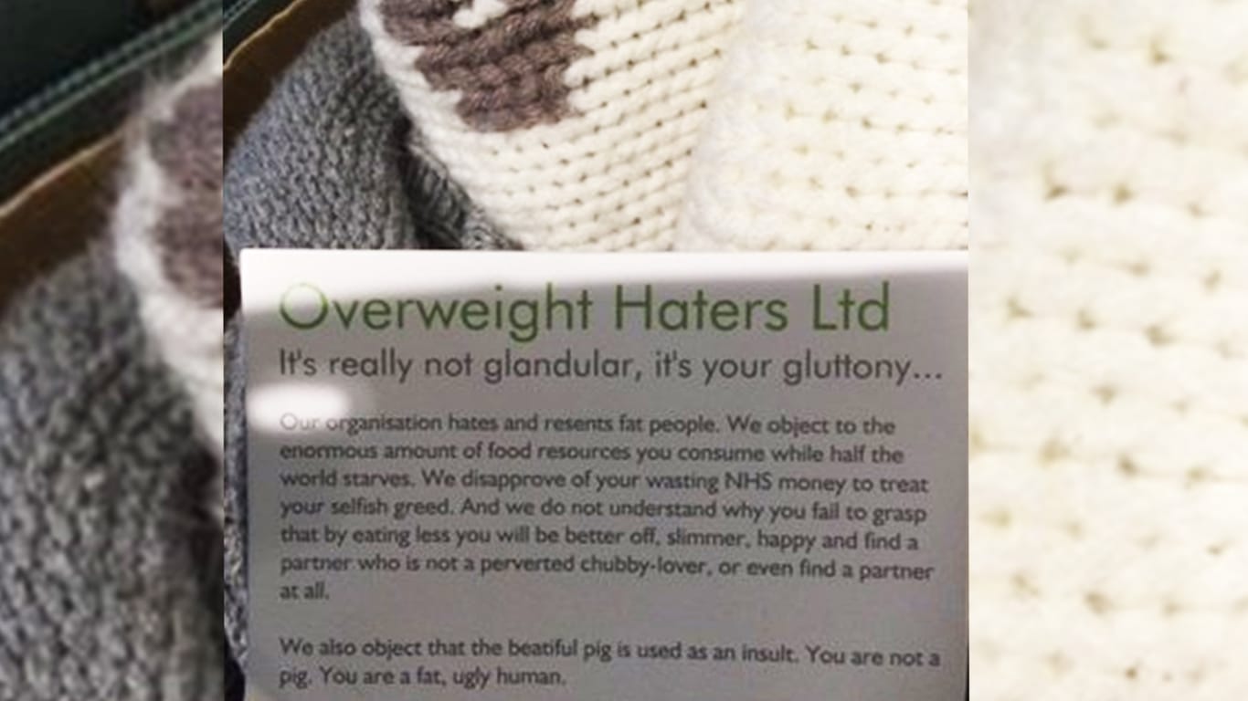 Diese Karten verteilt die Gruppe "Overweight Haters Ltd" in London.