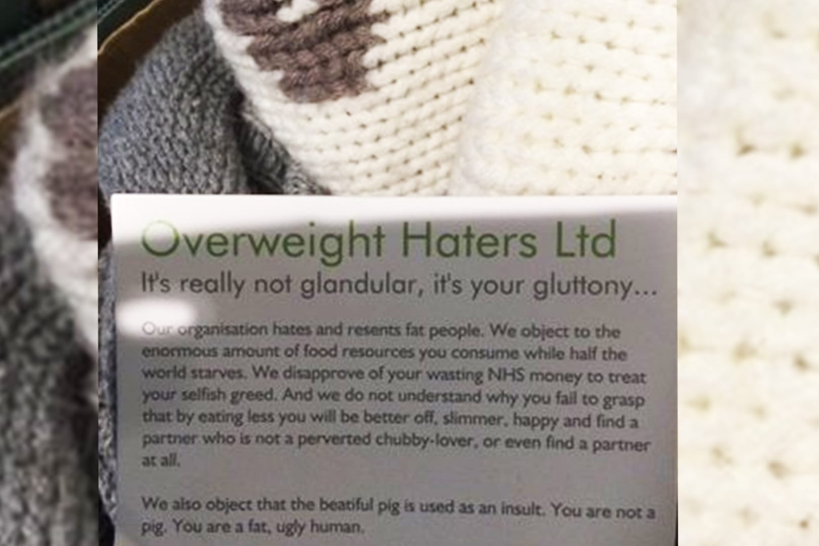 Diese Karten verteilt die Gruppe "Overweight Haters Ltd" in London.