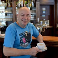"Wer wird Millionär?"-Gewinner Ralf Schnoor in seinem Café in Hannover.