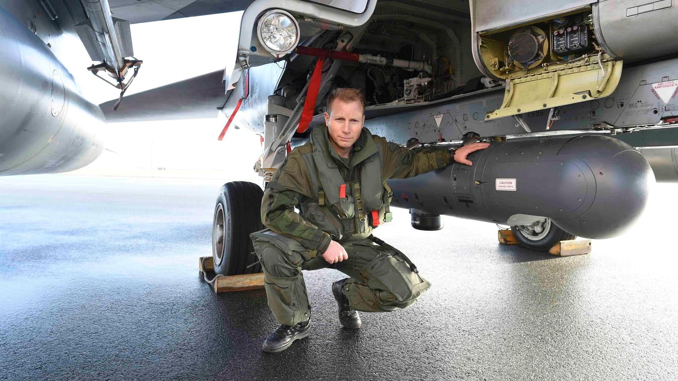 Tornado-Pilot Alexander S. neben dem Aufklärungssystem, das die Bundeswehr ab Januar in Syrien und dem Nordirak einsetzt.