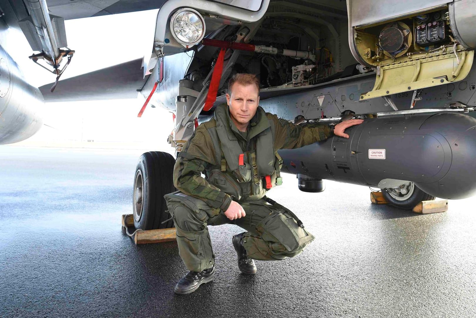 Tornado-Pilot Alexander S. neben dem Aufklärungssystem, das die Bundeswehr ab Januar in Syrien und dem Nordirak einsetzt.