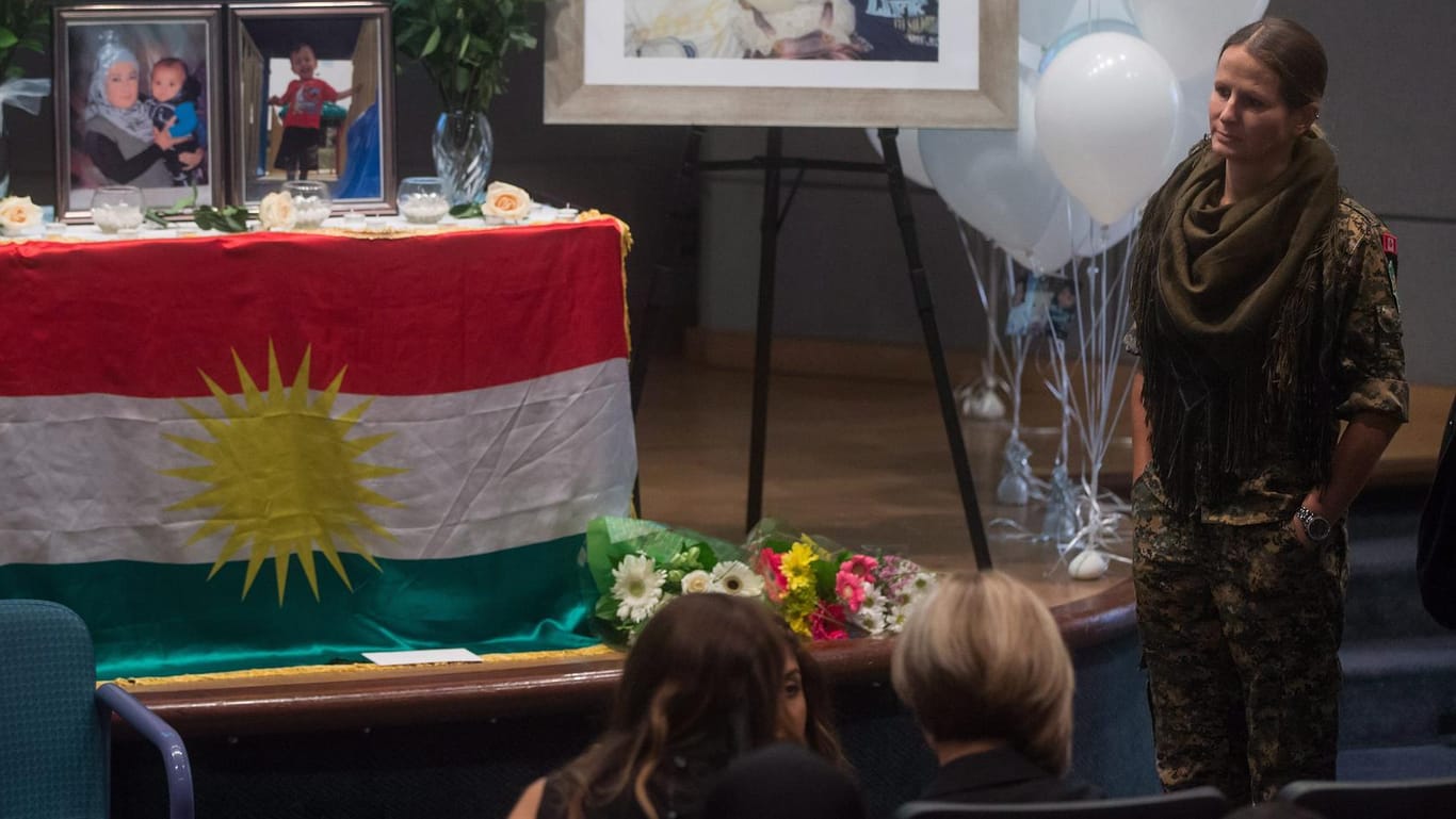 Hanna Bohman (r.) bei einer Trauerfeier im September in Kanada. Im gleichen Monat kehrte sie wieder nach Syrien zurück.