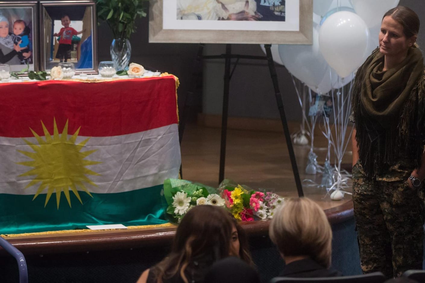 Hanna Bohman (r.) bei einer Trauerfeier im September in Kanada. Im gleichen Monat kehrte sie wieder nach Syrien zurück.
