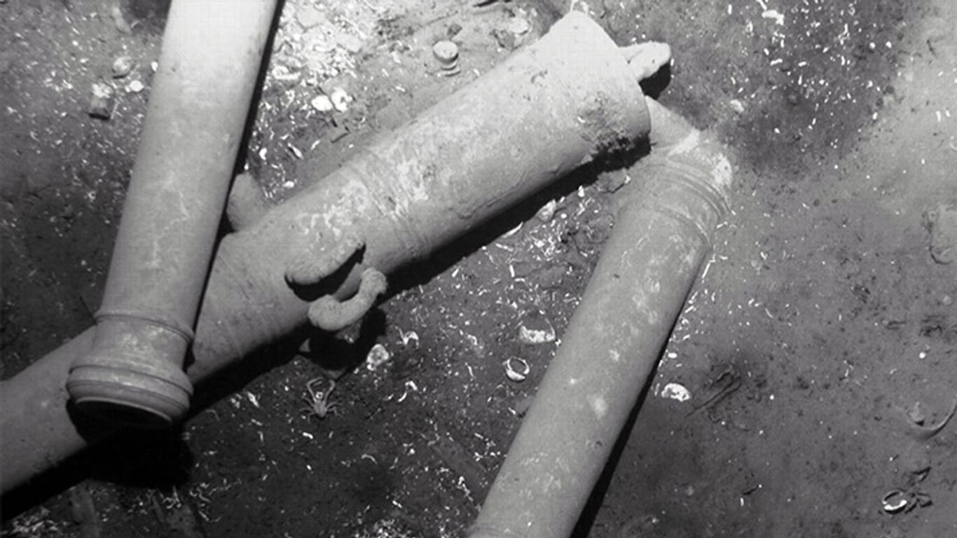 Unterwasseraufnahmen von der Gold-Galeone "San José" zeigen unter anderem Überreste von Kanonen.