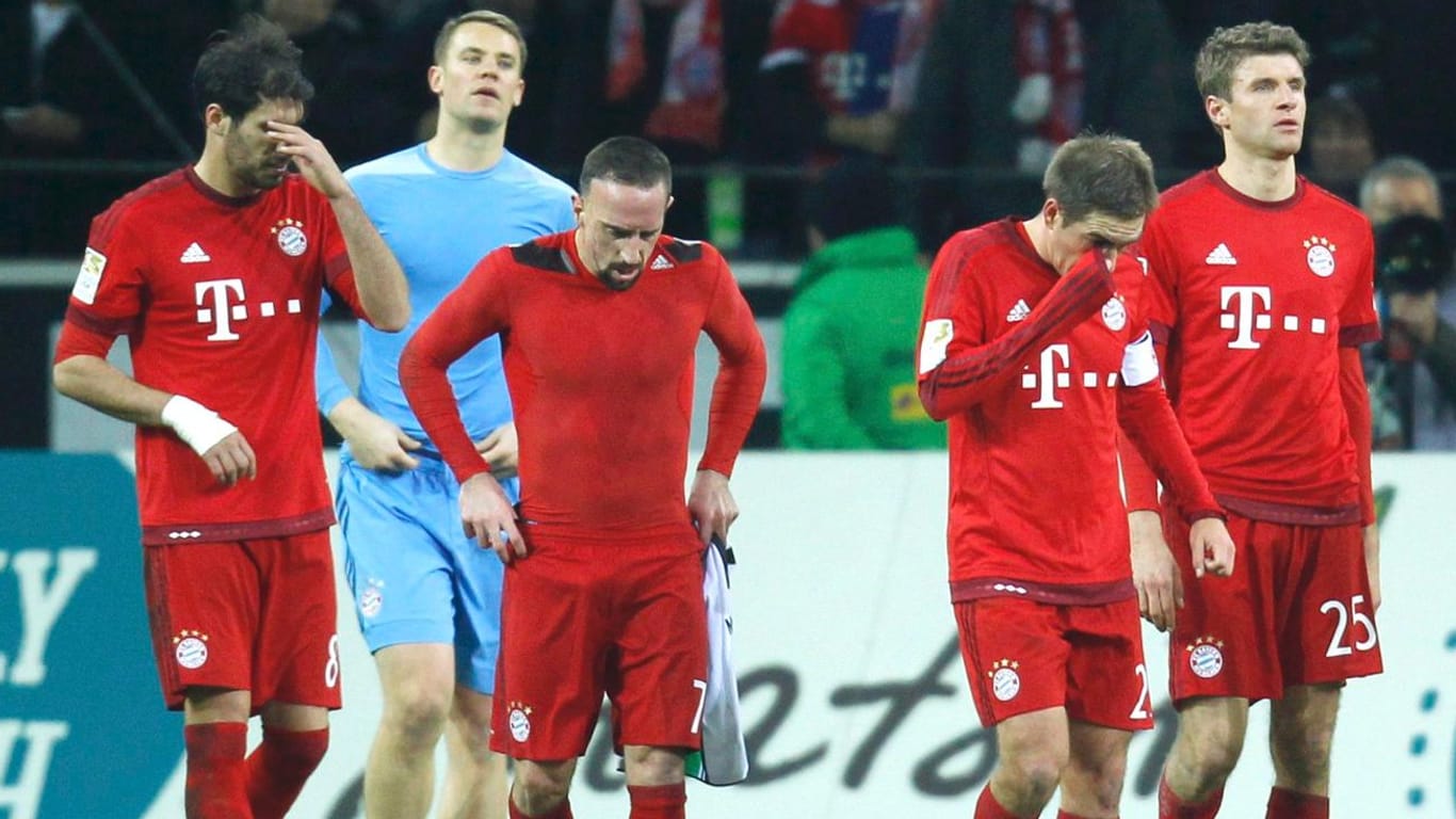 Die Spieler des FC Bayern mussten am 15. Bundesliga-Spieltag die erste Saison-Niederlage hinnehmen.