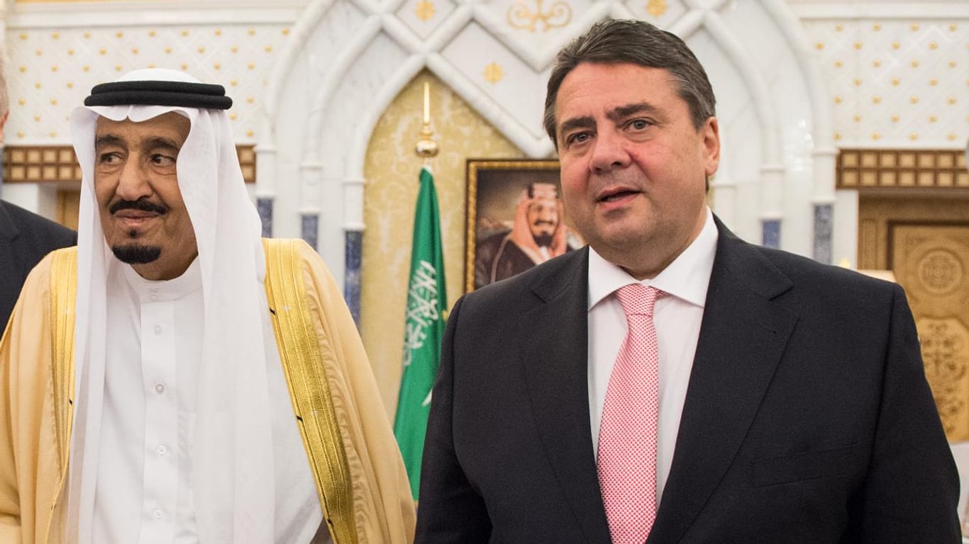 Sigmar Gabriel im März 2015 in Riad beim König und Premierminister von Saudi-Arabien, Salman bin Abdelasis al-Saud.