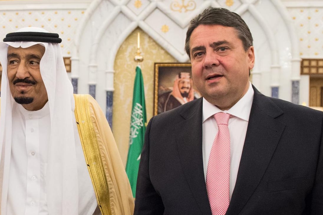 Sigmar Gabriel im März 2015 in Riad beim König und Premierminister von Saudi-Arabien, Salman bin Abdelasis al-Saud.