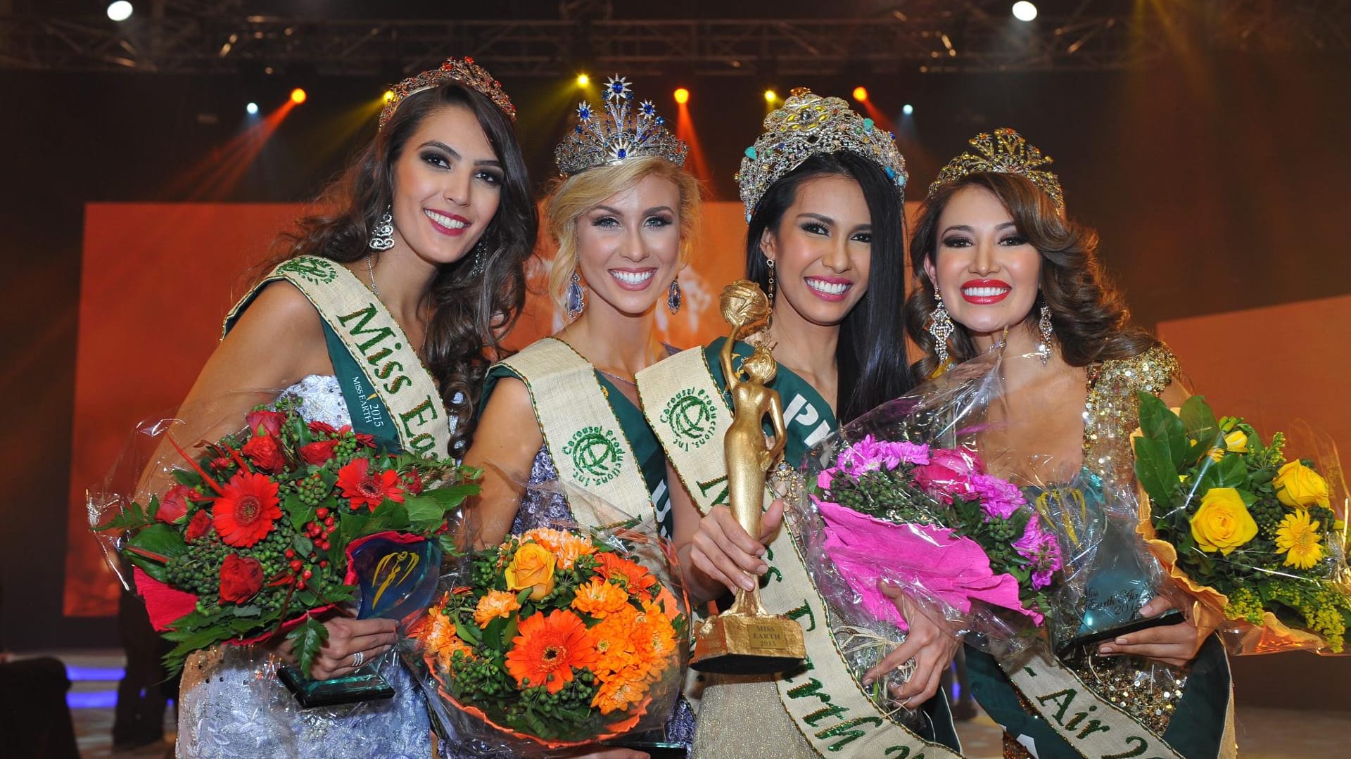 "Miss Fire" Thiessa Veloso aus Brasilien,"Miss Water" Brittany Ann Payne aus den USA, "Miss Earth" 2015 Angelia Ong von den Philippinen und "Miss Air" Dayanna Grageda aus Australien.